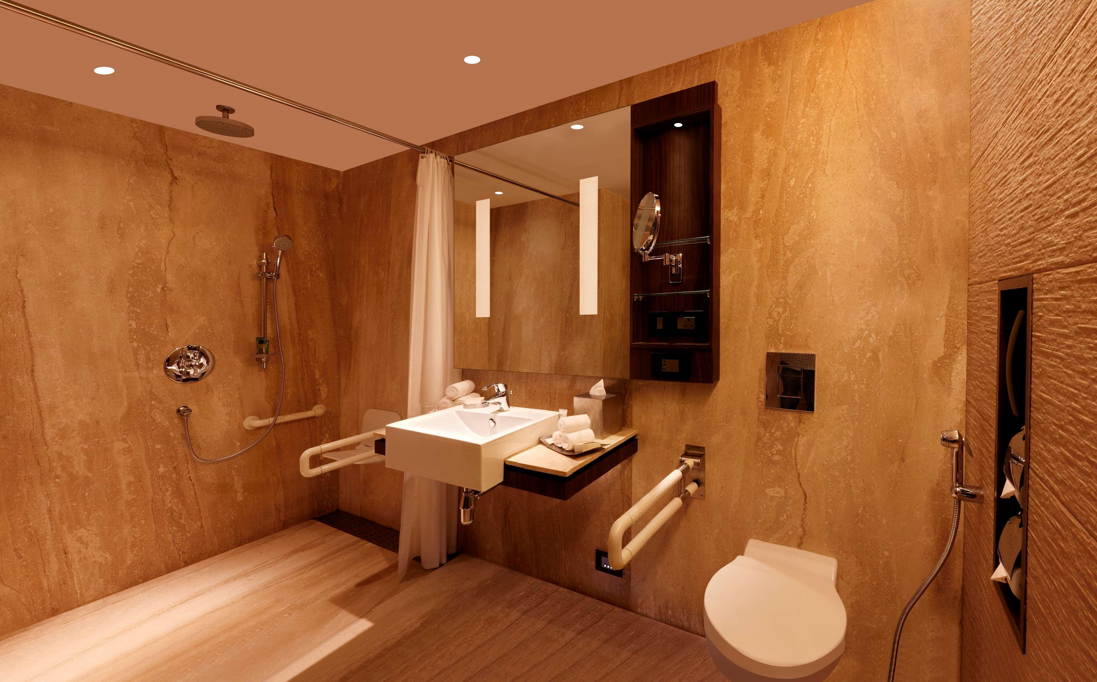 Hilton Jaipur Otel Dış mekan fotoğraf A wet room