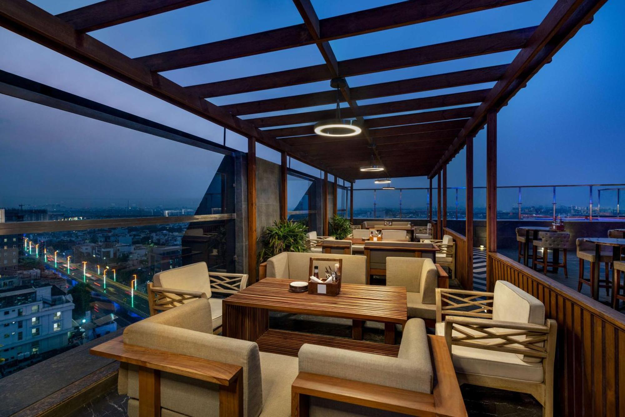 Hilton Jaipur Otel Dış mekan fotoğraf The Terrace at the Park